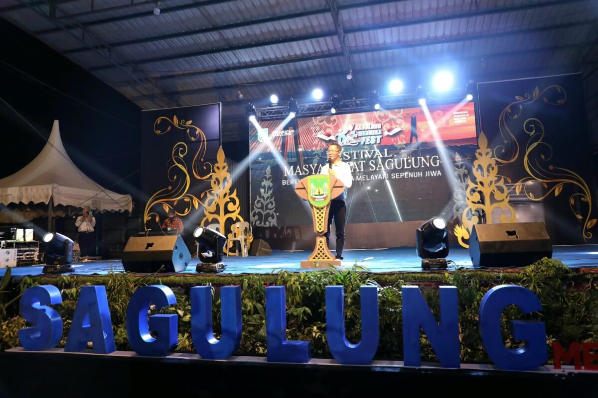 Warga Sagulung menyambut kehadiran Wali Kota Batam, Amsakar Achmad, saat Sagulung Merdeka Fest 2026 di Alun-Alun SP Plaza, Sabtu (10/10/2026) malam. Foto: Humas Diskominfo Batam