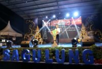 Warga Sagulung menyambut kehadiran Wali Kota Batam, Amsakar Achmad, saat Sagulung Merdeka Fest 2026 di Alun-Alun SP Plaza, Sabtu (10/10/2026) malam. Foto: Humas Diskominfo Batam