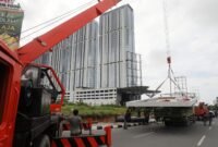 Petugas menertibkan sejumlah reklame di Batam belum lama ini. Dok Humas Diskominfo Batam