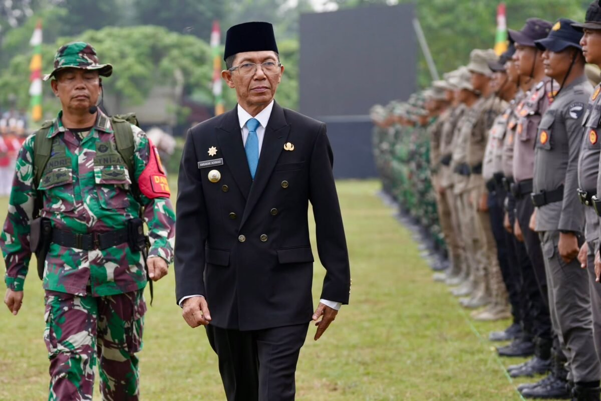 Wali Kota Batam, Amsakar Achmad, mengecek kesiapan pasukan saat membuka TMMD ke-130 di Lapangan Garuda, Kelurahan Mangsang, Sei Beduk, Selasa (13/10/2026). Foto: Humas Diskominfo Batam