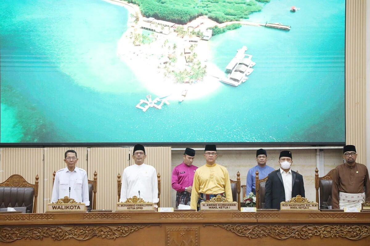 Wali Kota Batam, Amsakar Achmad, bersama pimpinan DPRD Batam menerima tanggapan fraksi saat Rapat Paripurna di Ruang Sidang Utama DPRD Kota Batam Jumat (16/10/2026). Foto: Humas Diskominfo Batam