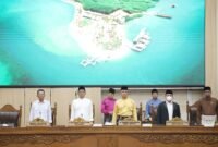 Wali Kota Batam, Amsakar Achmad, bersama pimpinan DPRD Batam menerima tanggapan fraksi saat Rapat Paripurna di Ruang Sidang Utama DPRD Kota Batam Jumat (16/10/2026). Foto: Humas Diskominfo Batam
