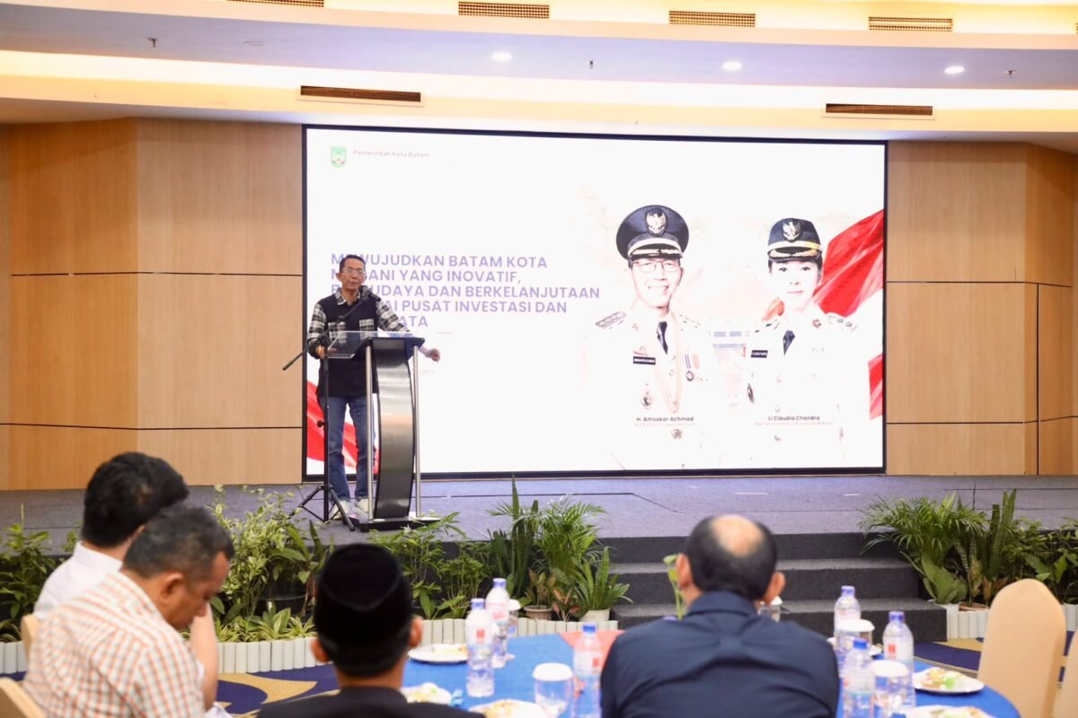 Wali Kota Batam, Amsakar Achmad, menyampaikan sambutan saat menghadiri silaturahmi bersama RT, RW, LPM se-Kecamatan Lubuk Baja di Ballroom Hotel AP Premier, Jumat (16/10/2026) malam. Foto: Humas Diskominfo Batam