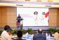 Wali Kota Batam, Amsakar Achmad, menyampaikan sambutan saat menghadiri silaturahmi bersama RT, RW, LPM se-Kecamatan Lubuk Baja di Ballroom Hotel AP Premier, Jumat (16/10/2026) malam. Foto: Humas Diskominfo Batam