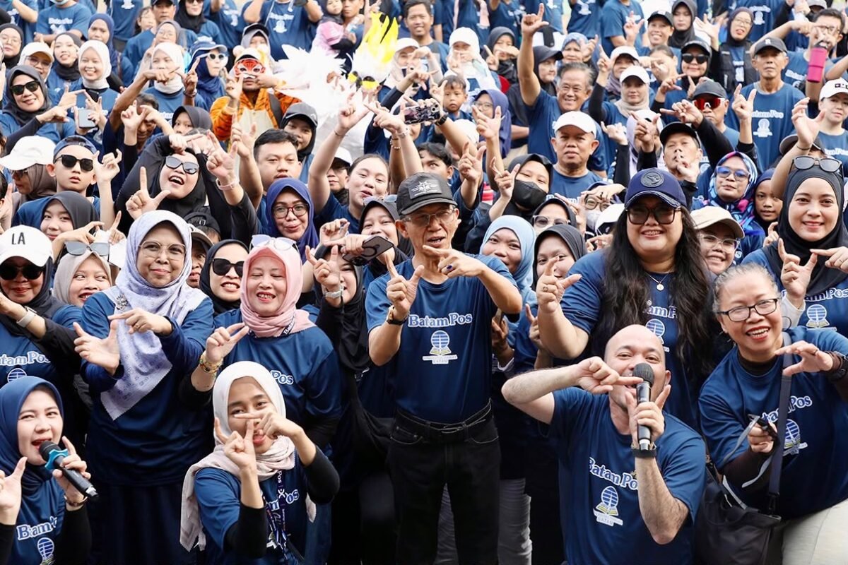 Wali Kota Batam, Amsakar Achmad, menghadiri Funwalk Batam Pos bersama Universitas Terbuka Batam di Dataran Engku Putri, Batam, Minggu (18/10/2026). Foto: Humas Diskominfo Batam