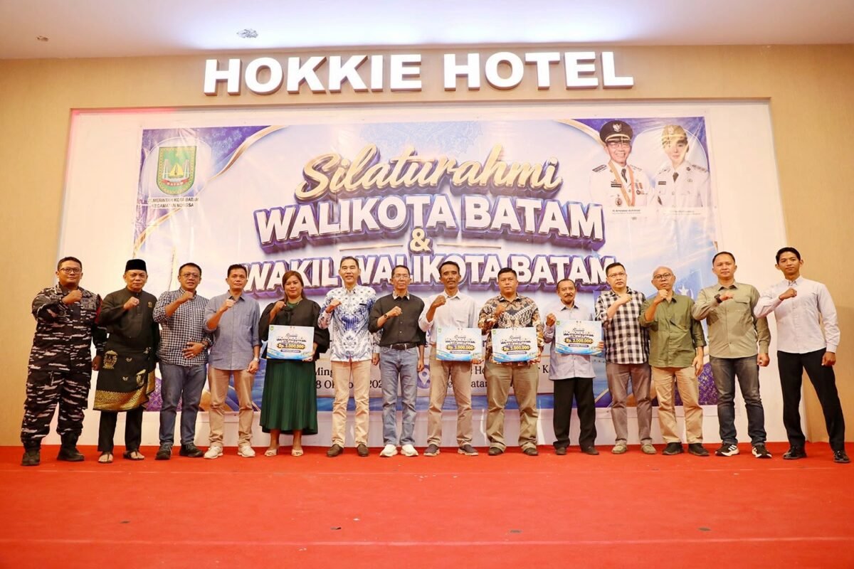 Wali Kota Batam, Amsakar Achmad, foto bersama RT, RW, dan LPM se-Kecamatan Nongsa di Hokkie Hotel Batam, Kompleks Punggur Center, Kabil, Nongsa, Minggu (18/10/2026). Foto: Humas Diskominfo Batam