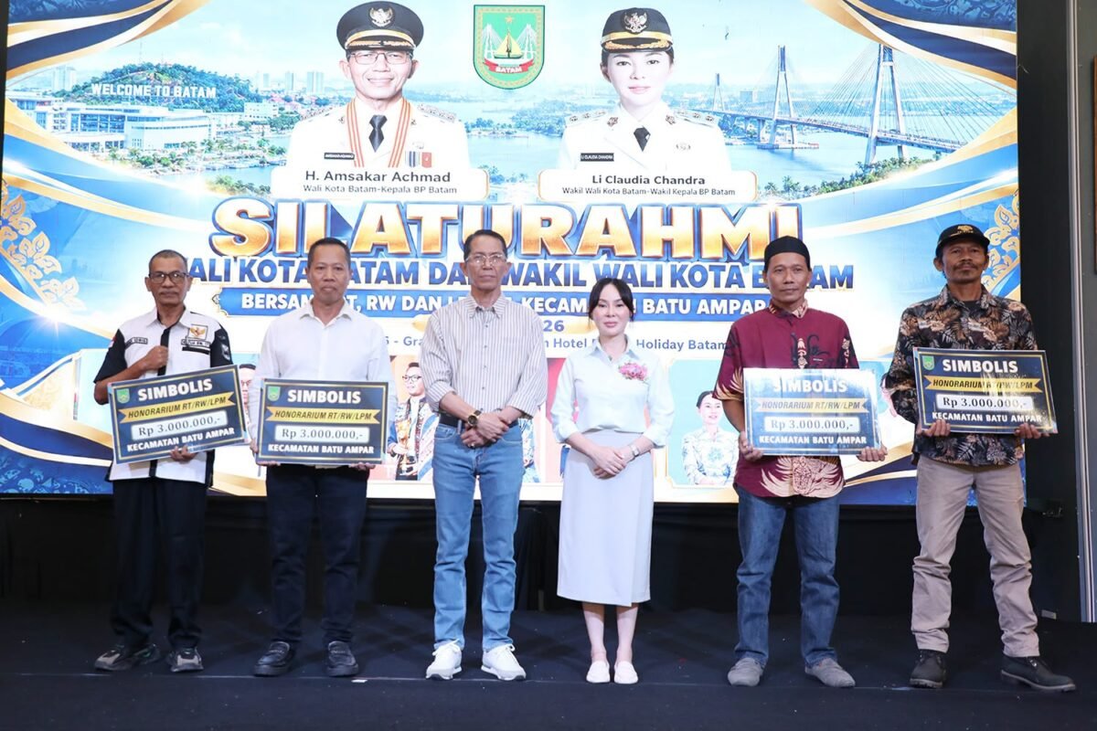 Wali Kota Batam, Amsakar Achmad, bersama Wakil Wali Kota Batam, Li Claudia Chandra, menyapa warga Batu Ampar saat silaturahmi RT, RW, dan LPM se-Kecamatan Batu Ampar di Hotel Planet Holiday, Senin (19/10/2026). Foto: Humas Diskominfo Batam