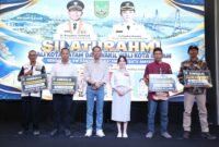 Wali Kota Batam, Amsakar Achmad, bersama Wakil Wali Kota Batam, Li Claudia Chandra, menyapa warga Batu Ampar saat silaturahmi RT, RW, dan LPM se-Kecamatan Batu Ampar di Hotel Planet Holiday, Senin (19/10/2026). Foto: Humas Diskominfo Batam