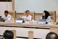 Wali Kota Batam, Amsakar Achmad, berbincang dengan Bupati Brebes, Paramitha Widya Kusuma, usai pertemuan di Kantor Wali Kota Batam, Selasa (20/10/2026). Foto: Humas Diskominfo Batam