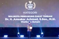 Wali Kota Batam, Amsakar Achmad, menerima penghargaan sebagai Wali Kota Pendukung Zakat Terbaik dalam ajang BAZNAS Grand Awards 2026. Dok HUMAS DISKOMINFO BATAM