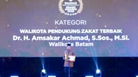 Wali Kota Batam, Amsakar Achmad, menerima penghargaan sebagai Wali Kota Pendukung Zakat Terbaik dalam ajang BAZNAS Grand Awards 2026. Dok HUMAS DISKOMINFO BATAM