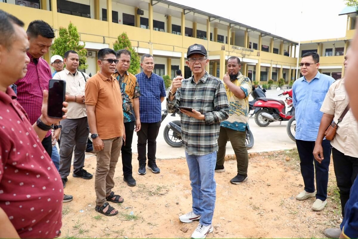 Wali Kota Batam, Amsakar Achmad, meninjau SDN 013 Sekupang usai peresmian jalan dan normalisasi drainase di Perumahan Taman Victoria, Sekupang, Minggu (25/10/2026). Foto: Humas Diskominfo Batam