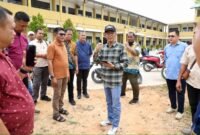 Wali Kota Batam, Amsakar Achmad, meninjau SDN 013 Sekupang usai peresmian jalan dan normalisasi drainase di Perumahan Taman Victoria, Sekupang, Minggu (25/10/2026). Foto: Humas Diskominfo Batam