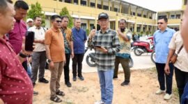 Wali Kota Batam, Amsakar Achmad, meninjau SDN 013 Sekupang usai peresmian jalan dan normalisasi drainase di Perumahan Taman Victoria, Sekupang, Minggu (25/10/2026). Foto: Humas Diskominfo Batam