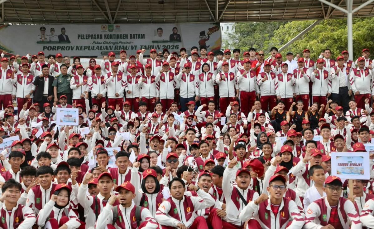 Sekda Batam, Firmansyah, bersama atlet Batam saat pelepasan atlet Porprov Kepri di Dataran Engku Putri, Batam, Selasa (27/10/2026). Foto: Humas Diskominfo Batam