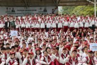 Sekda Batam, Firmansyah, bersama atlet Batam saat pelepasan atlet Porprov Kepri di Dataran Engku Putri, Batam, Selasa (27/10/2026). Foto: Humas Diskominfo Batam