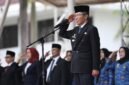 Wali Kota Batam, Amsakar Achmad, bersama sejumlah pemuda usai upacara peringatan Hari Sumpah Pemuda tingkat Kota Batam di Dataran Engku Putri, Batam Centre, Rabu (28/10/2026). Foto: Humas Diskominfo Batam