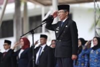 Wali Kota Batam, Amsakar Achmad, bersama sejumlah pemuda usai upacara peringatan Hari Sumpah Pemuda tingkat Kota Batam di Dataran Engku Putri, Batam Centre, Rabu (28/10/2026). Foto: Humas Diskominfo Batam
