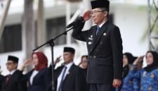 Wali Kota Batam, Amsakar Achmad, bersama sejumlah pemuda usai upacara peringatan Hari Sumpah Pemuda tingkat Kota Batam di Dataran Engku Putri, Batam Centre, Rabu (28/10/2026). Foto: Humas Diskominfo Batam