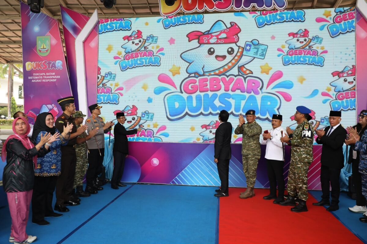 Wali Kota Batam, Amsakar Achmad, mengecek pelayanan di stan Gebyar Dukstar 2026 di Dataran Engku Putri, Batam Centre, Rabu (28/10/2026). Foto: Humas Diskominfo Batam
