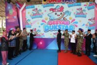 Wali Kota Batam, Amsakar Achmad, mengecek pelayanan di stan Gebyar Dukstar 2026 di Dataran Engku Putri, Batam Centre, Rabu (28/10/2026). Foto: Humas Diskominfo Batam