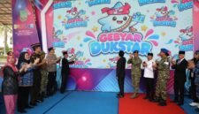 Wali Kota Batam, Amsakar Achmad, mengecek pelayanan di stan Gebyar Dukstar 2026 di Dataran Engku Putri, Batam Centre, Rabu (28/10/2026). Foto: Humas Diskominfo Batam