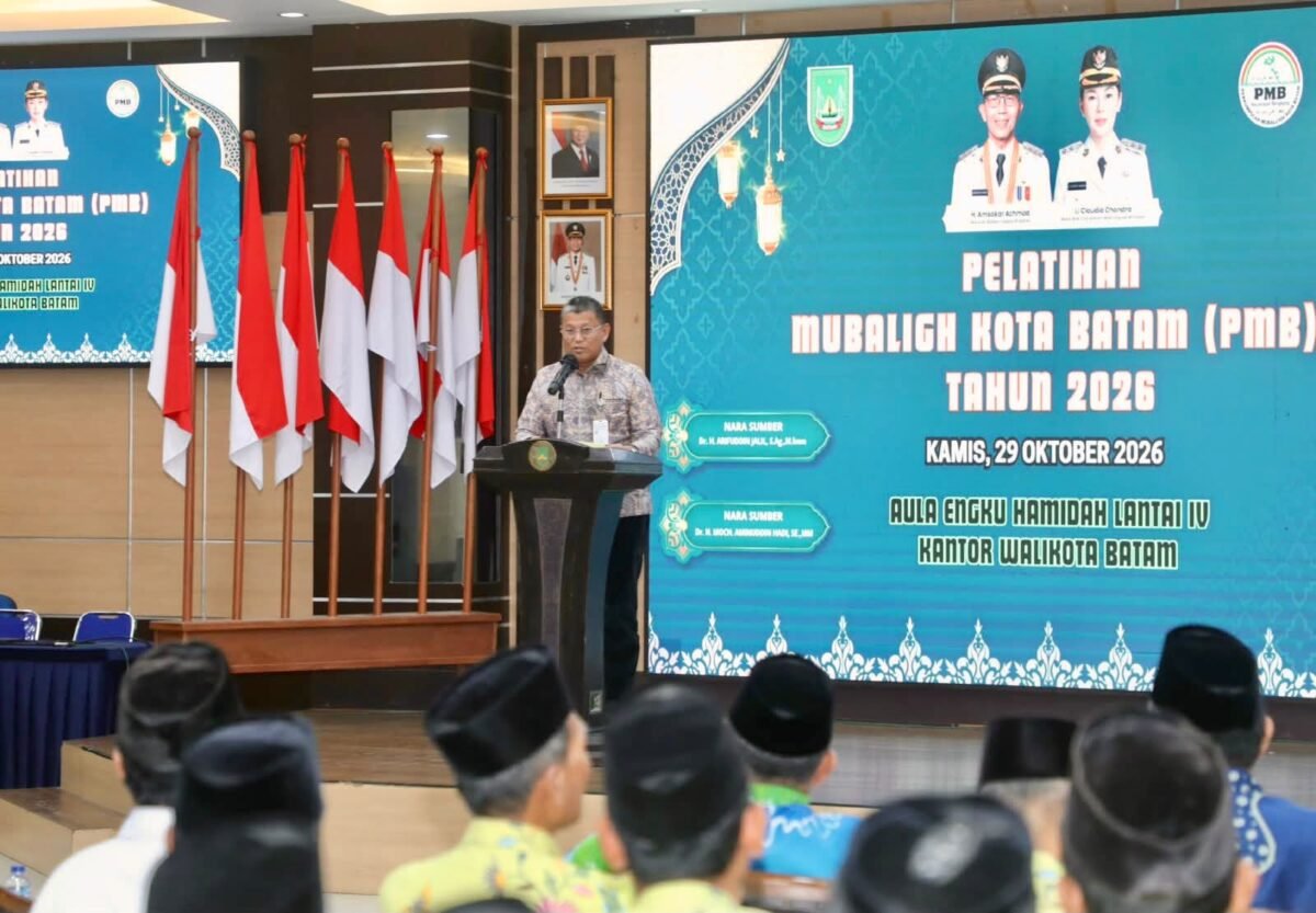 ekda Batam, Firmansyah, menyampaikan sambutan saat membuka Pelatihan Mubaligh Kota Batam di Kantor Wali Kota Batam, Kamis (29/10/2026). Foto: Humas Diskominfo Batam