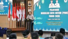 ekda Batam, Firmansyah, menyampaikan sambutan saat membuka Pelatihan Mubaligh Kota Batam di Kantor Wali Kota Batam, Kamis (29/10/2026). Foto: Humas Diskominfo Batam