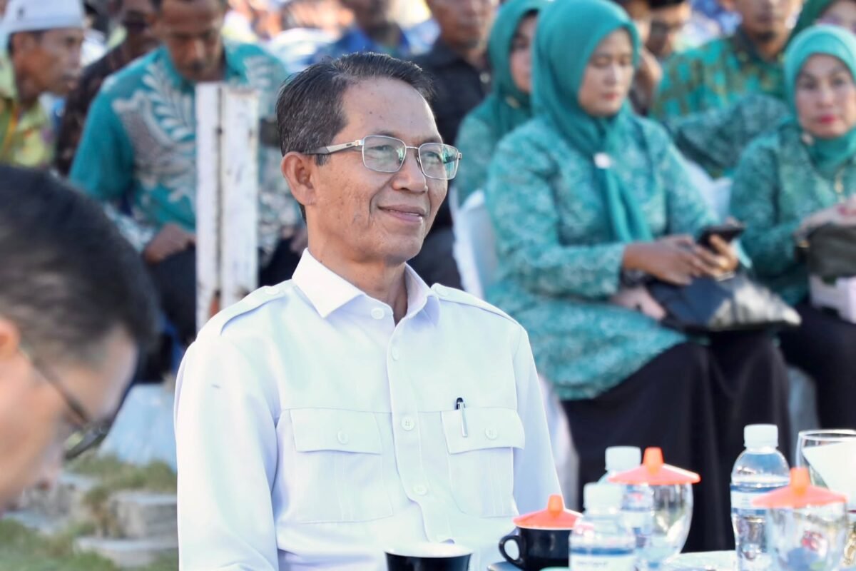 Wali Kota Batam, Amsakar Achmad, menyerap aspirasi warga saat silaturahmi bersama RT, RW, dan LPM se-Kecamatan Galang di Halaman Kantor Camat Galang, Kamis (29/10/2026). Foto: Humas Diskominfo batam