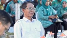 Wali Kota Batam, Amsakar Achmad, menyerap aspirasi warga saat silaturahmi bersama RT, RW, dan LPM se-Kecamatan Galang di Halaman Kantor Camat Galang, Kamis (29/10/2026). Foto: Humas Diskominfo batam