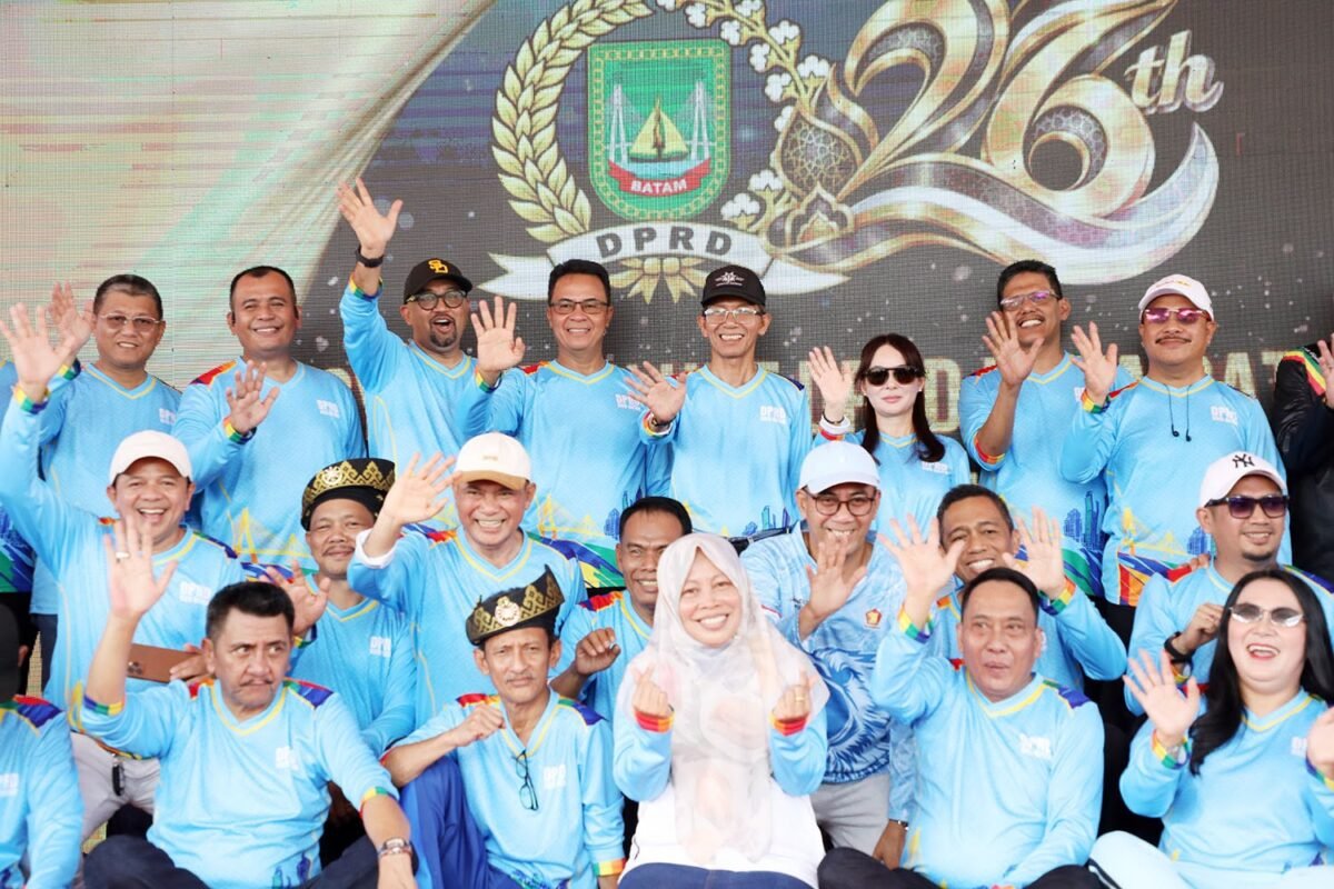 Wali Kota Batam, Amsakar Achmad, dan Wakil Wali Kota Batam, Li Claudia Chandra, bersama pimpinan dan anggota DPRD Batam dan sejumlah pejabat Batam saat perayaan HUT DPRD Batam, Sabtu (31/10/2026). Foto: Humas Diskominfo Batam