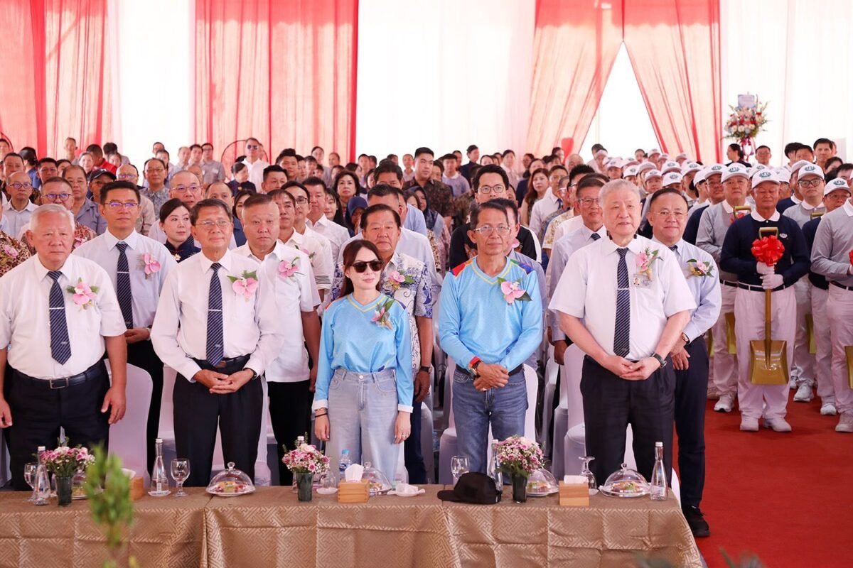 Wali Kota Batam, Amsakar Achmad, bersama Wakil Wali Kota Batam, Li Claudia Chandra, meletakkan batu pertama pembangunan Tzu Chi School Batam di Lubuk Baja, Sabtu (31/10/2026). Foto: Humas Diskominfo Batam