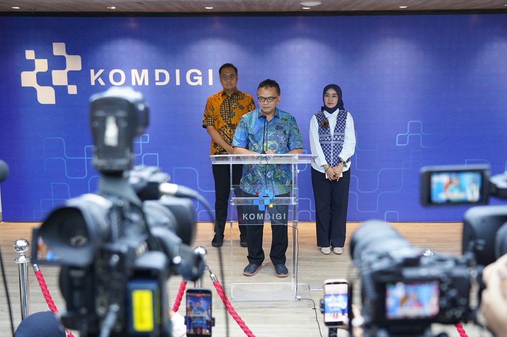 Menurut Direktur Strategi dan Kebijakan Infrastruktur Digital Kemkomdigi, Denny Setiawan,n pihaknya telah melakukan klarifikasi dan evaluasi terhadap laporan implementasi perlindungan sisa kuota yang disampaikan XLSmart, Indosat, dan Telkomsel. (Foto: Amiri Yandi/InfoPublik/KPM Kemkomdigi)