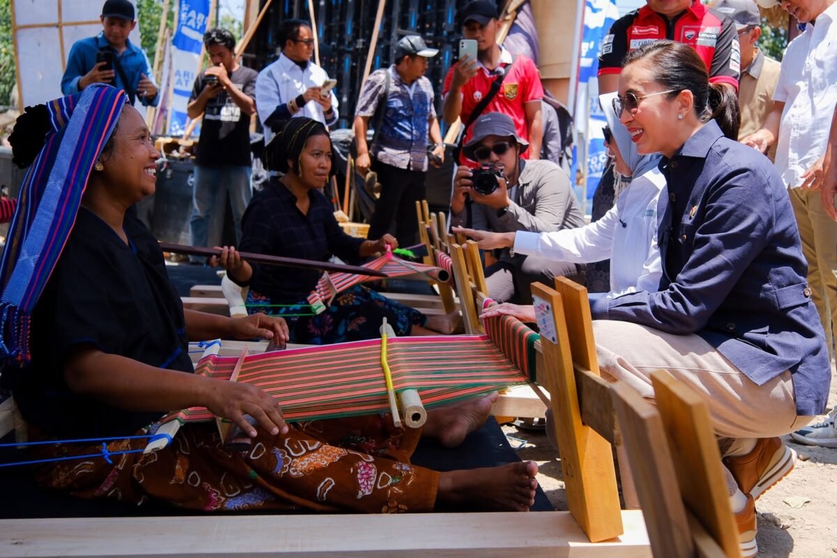 Menteri Pariwisata Widiyanti Putri Wardhana berdialog dengan salah satu pengrajin tenun saat meninjau kembali proses rehabilitasi Desa Adat Sade, Lombok, Minggu (11/10/2026). Foto: istimewa