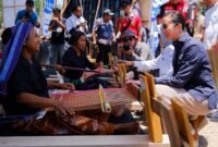 Menteri Pariwisata Widiyanti Putri Wardhana berdialog dengan salah satu pengrajin tenun saat meninjau kembali proses rehabilitasi Desa Adat Sade, Lombok, Minggu (11/10/2026). Foto: istimewa