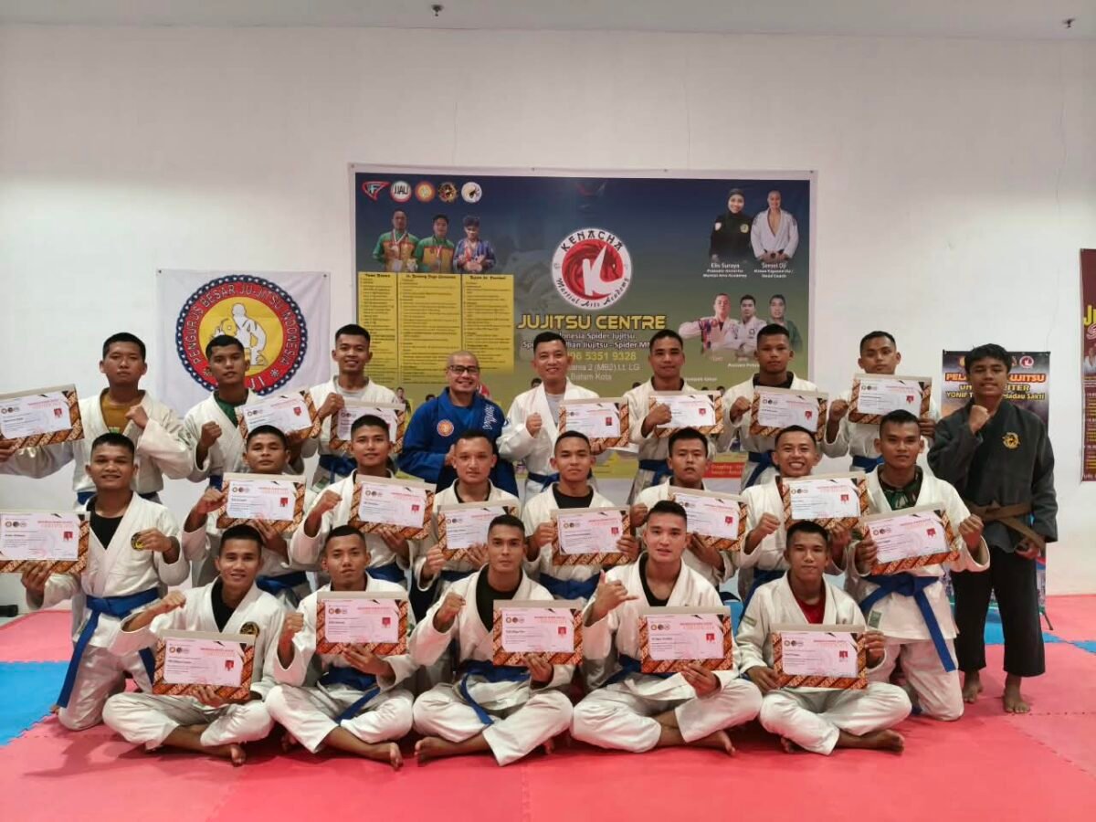 Shihan Rozi Juhendra (GI Biru) sekaligus Ketua Umum Pengurus Provinsi Jujitsu Kepri