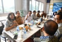 Gubernur Kepri Ansar Ahmad berdiskusi dengan Jajaran Komisaris Utama Jasa Raharja PT Jasa Raharja Aan Suhanan dan Direktur Utama PT Jasa Raharja Muhammad Awaluddin, bertempat di Restoran Prau Bengkong Kota Batam, Selasa (6/10/2026). (Adeansyah)