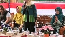 Ketua BKOW Kepri Nenny Dwiyana Nyanyang memberikan kata sambutan pada kegiatan pelatihan membuat kue yang digelar di Perumahan Botania Garden, Batam, Kamis (29/10/2026). (Risa/DISKOMINFO KEPRI)