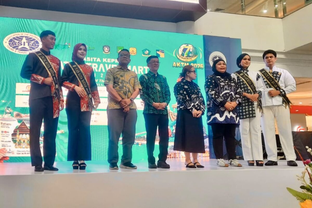 Kepala Dinas Pariwisata Provinsi Kepulauan Riau, Hasan, menyampaikan kata sambutan pada pembukaan Batam TRAVEL Mart yang diselenggarakan ASITA Kepri di Mega Mall, Batam Center. (Jalu/DISKOMINFO KEPRI))