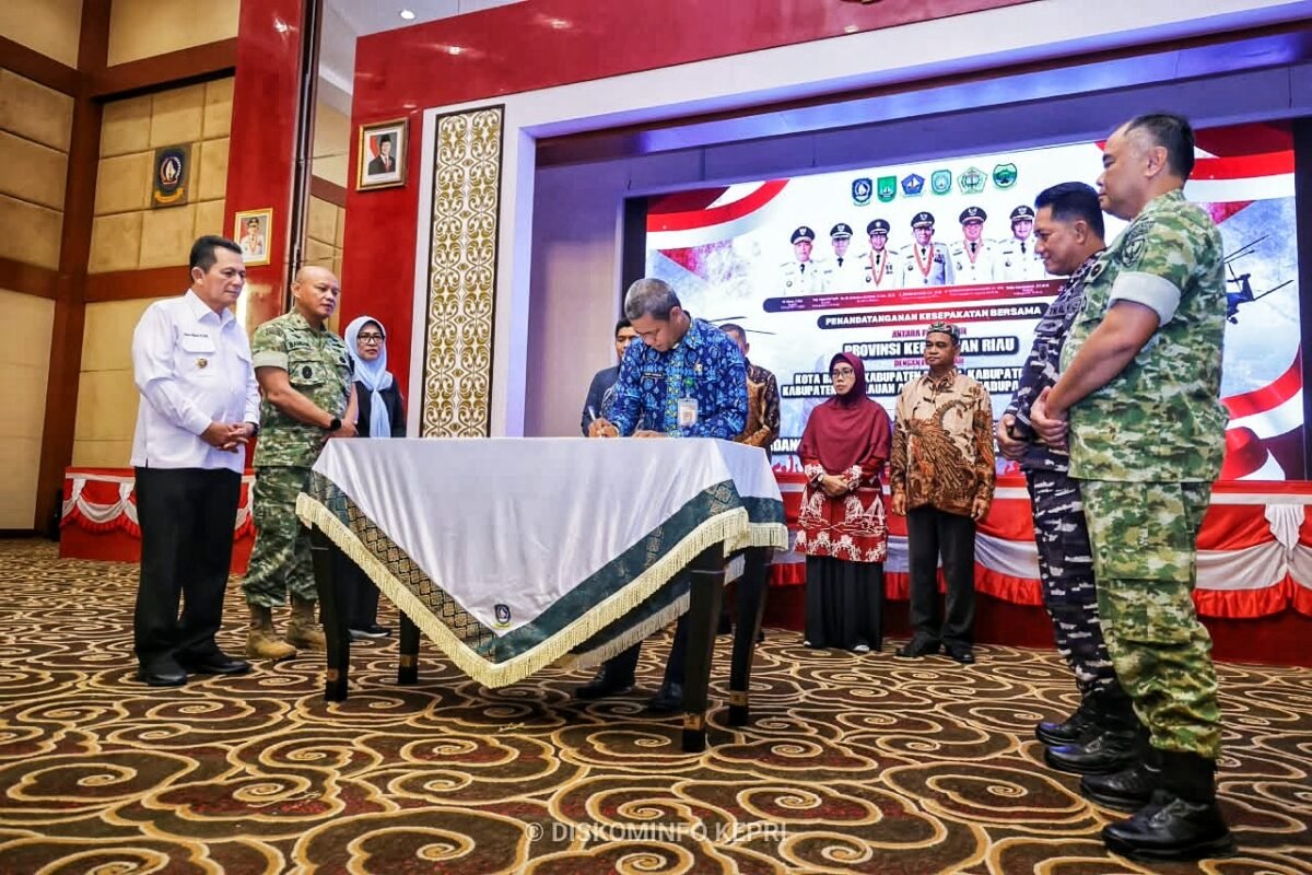 Gubernur Kepri Ansar Ahmad bersama Dankodaeral IV Laksamana Muda TNI Berkat Widjanarko, Danrem 033/Wira Pratama Brigjen TNI Bambang Harquitanto, Danlantamal IV Kolonel PTB Agus Rohimat menyaksikan penandatanganan kesepakatan bersama oleh lima Pemda di Kepri tentang sinergi pembiayaan pembentukan Komcad ASN di Aula Wan Seri Beni, Dompak, Kamis (29/10/2026). (Enji/DISKOMINFO KEPRI)