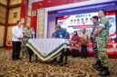 Gubernur Kepri Ansar Ahmad bersama Dankodaeral IV Laksamana Muda TNI Berkat Widjanarko, Danrem 033/Wira Pratama Brigjen TNI Bambang Harquitanto, Danlantamal IV Kolonel PTB Agus Rohimat menyaksikan penandatanganan kesepakatan bersama oleh lima Pemda di Kepri tentang sinergi pembiayaan pembentukan Komcad ASN di Aula Wan Seri Beni, Dompak, Kamis (29/10/2026). (Enji/DISKOMINFO KEPRI)