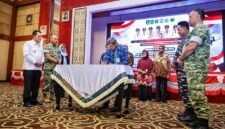 Gubernur Kepri Ansar Ahmad bersama Dankodaeral IV Laksamana Muda TNI Berkat Widjanarko, Danrem 033/Wira Pratama Brigjen TNI Bambang Harquitanto, Danlantamal IV Kolonel PTB Agus Rohimat menyaksikan penandatanganan kesepakatan bersama oleh lima Pemda di Kepri tentang sinergi pembiayaan pembentukan Komcad ASN di Aula Wan Seri Beni, Dompak, Kamis (29/10/2026). (Enji/DISKOMINFO KEPRI)