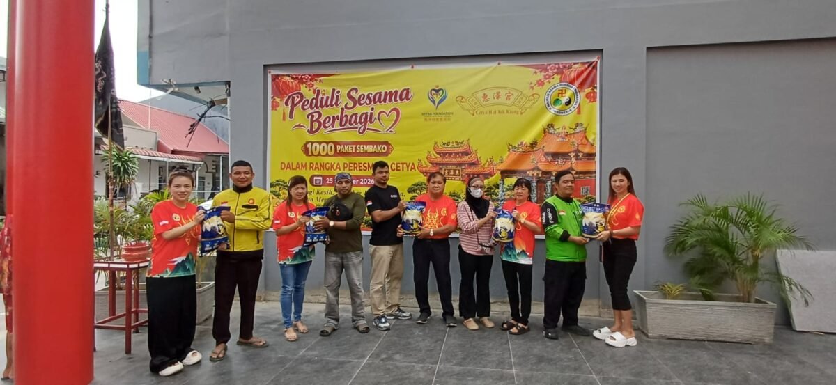Vihara Cetya Hui Tek Kiong membagikan 1.000 paket sembako kepada pengemudi ojek online (ojol) dan warga Batam, Minggu (25/10/2026).