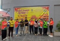 Vihara Cetya Hui Tek Kiong membagikan 1.000 paket sembako kepada pengemudi ojek online (ojol) dan warga Batam, Minggu (25/10/2026).