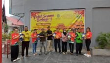 Vihara Cetya Hui Tek Kiong membagikan 1.000 paket sembako kepada pengemudi ojek online (ojol) dan warga Batam, Minggu (25/10/2026).