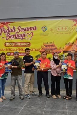 Cetya Hui Tek Kiong Bagikan 1.000 Paket Sembako untuk Ojol dan Warga Batam