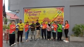 Vihara Cetya Hui Tek Kiong membagikan 1.000 paket sembako kepada pengemudi ojek online (ojol) dan warga Batam, Minggu (25/10/2026).