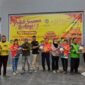 Vihara Cetya Hui Tek Kiong membagikan 1.000 paket sembako kepada pengemudi ojek online (ojol) dan warga Batam, Minggu (25/10/2026).