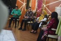 Ketua Dekranasda Kepri, Dewi Ansar saat menjadi pembicara dalam kegiatan Road to World Conference on Creative Economy (WCCE) 2026 yang diselenggarakan TVRI Kepri di Gedung Dekranasda Provinsi Kepri, Tanjungpinang, Rabu (7/10/2026). (Dilan/DISKOMINFO KEPRI)