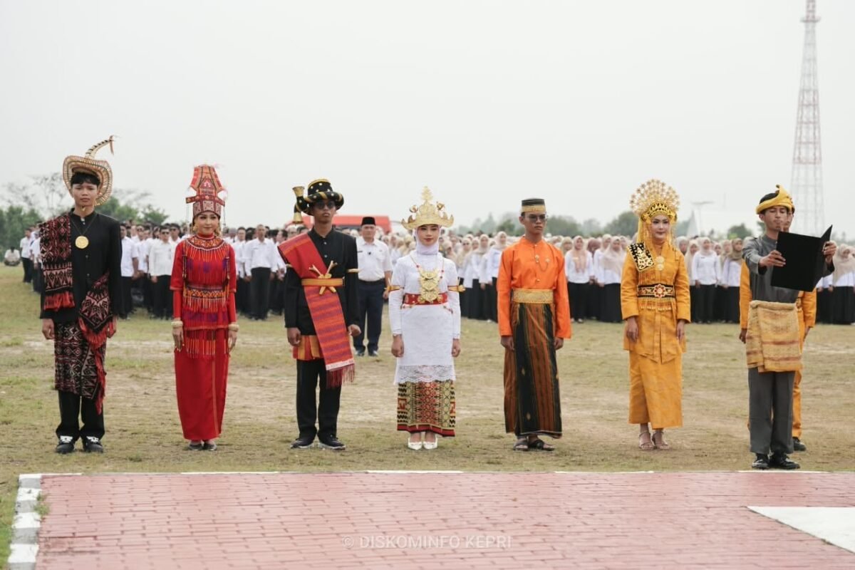Sejumlah ASN Pemprov Kepri mengenakan pakaian adat dari sejumlah daerah di Indonesia membacakan ikrar sumpah pemuda pada upacara Peringatan 98 Tahun Hari Sumpah Pemuda di halaman Kantor Gubernur Kepri, Dompak, Tanjungpinang, Rabu (28/10/2026). (Enji/DISKOMINFO KEPRI)